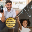Użytkownicy prezentujący różdżkę i efekty czarów na telefonie