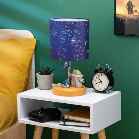 Lampka na stoliku nocnym Lampka na stoliku nocnym