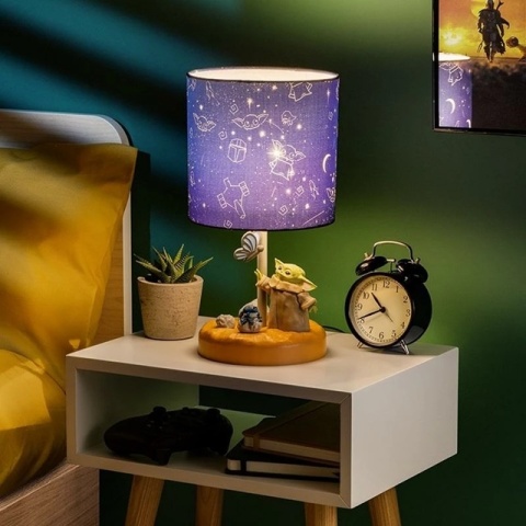 Lampka na stoliku nocnym włączona Lampka na stoliku nocnym włączona