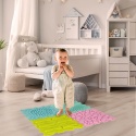 Mata Sensoryczna Puzzle Montessori 8 Elementów ukazanie dziecka stojącego na macie w pokoju