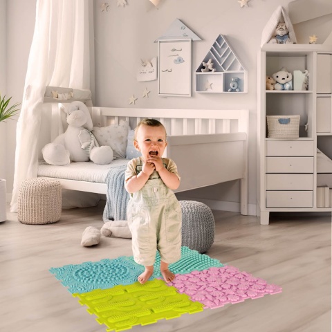Mata Sensoryczna Puzzle Montessori 8 Elementów ukazanie dziecka stojącego na macie w pokoju Mata Sensoryczna Puzzle Montessori 8 Elementów ukazanie dziecka stojącego na macie w pokoju