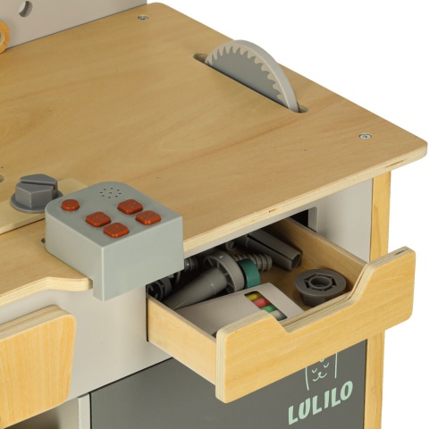 Otwarta szuflada w warsztacie małego majsterkowicza